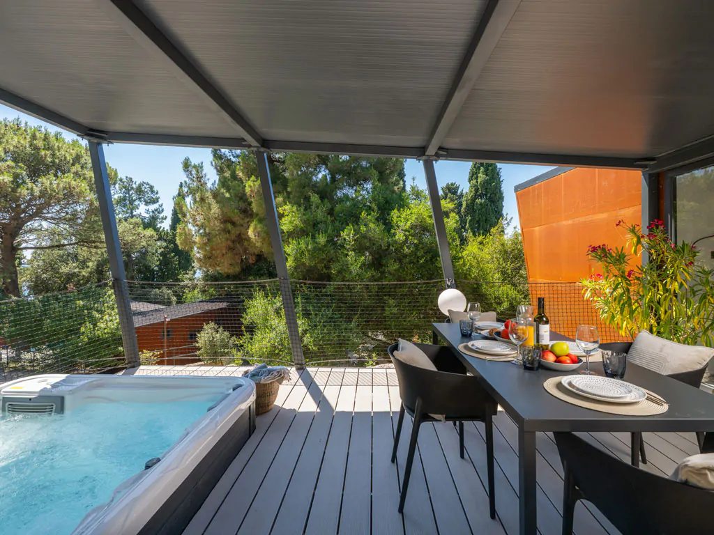 porton-nature-hideouts-mobilehome-family-holiday-home-jacuzzi-exterior-terrace-jacuzzi