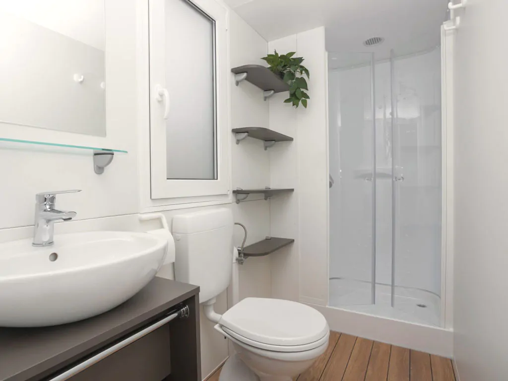 camping-resort-sibenik-mobile-home-a-first-row-interior-bathroom