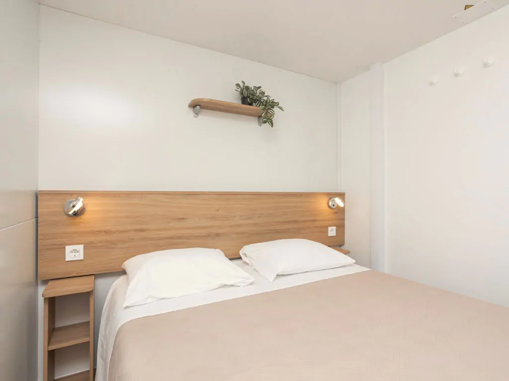 camping-resort-sibenik-mobile-home-a-first-row-interior-bedroom-double-bed