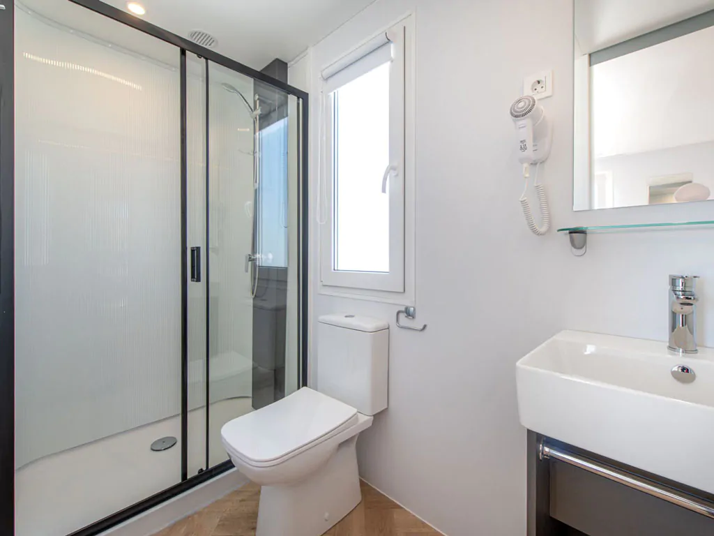 camping-resort-sibenik-mobile-home-c-interior-bathroom