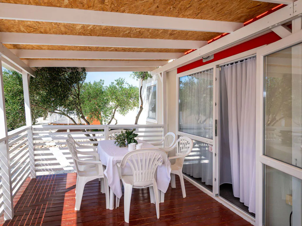 camping-resort-sibenik-mobile-home-i-exterior-terrace-table