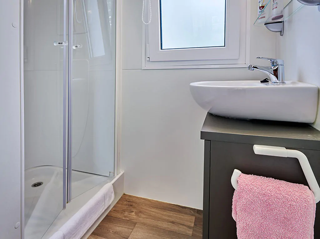 camping-resort-sibenik-mobile-home-i-interior-bathroom