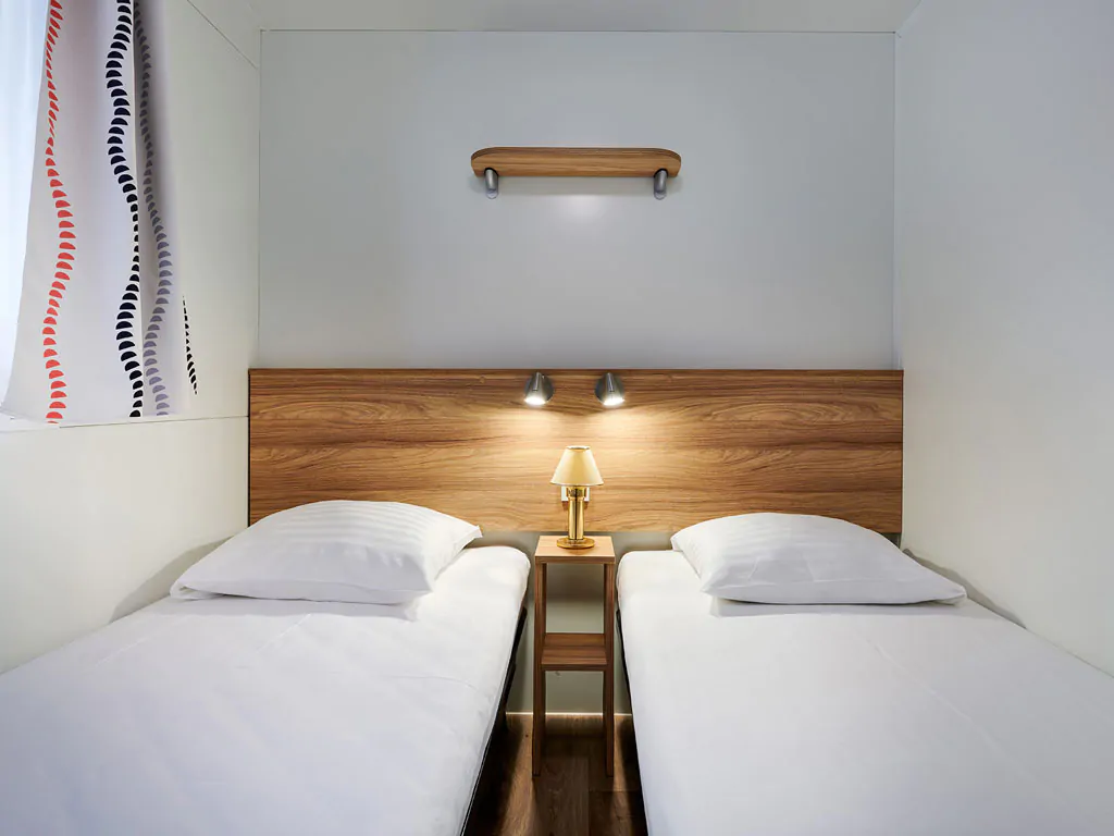 camping-resort-sibenik-mobile-home-i-interior-bedroom-single-beds