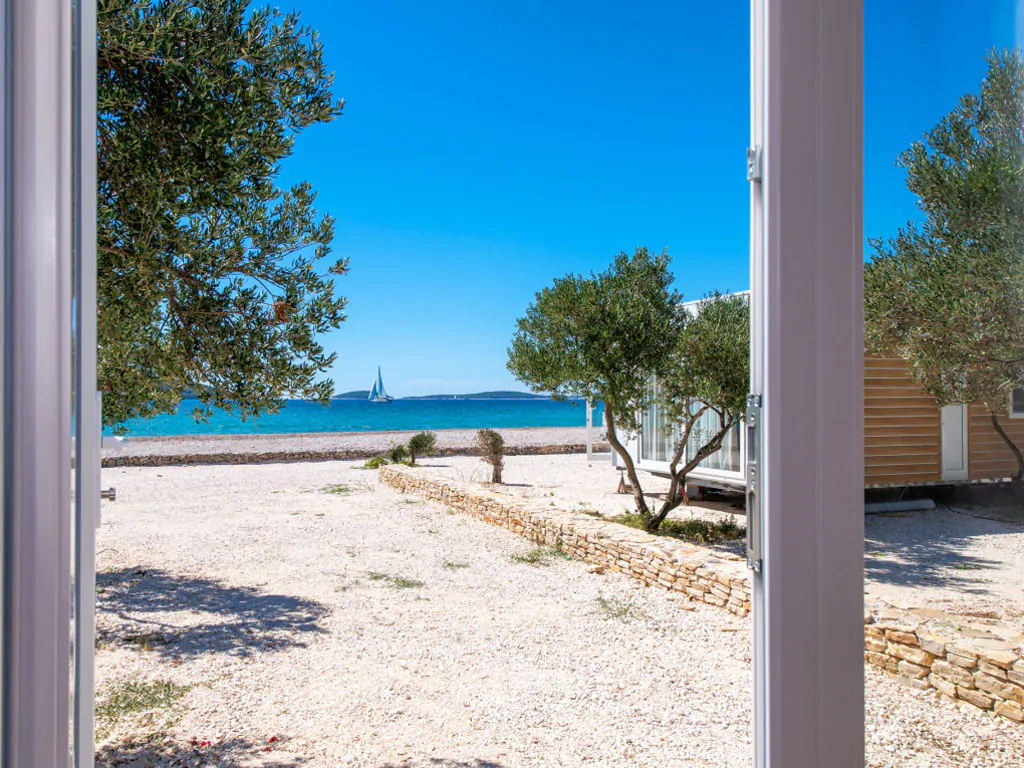 camping-resort-sibenik-mobile-home-s-first-row-exterior-seaview