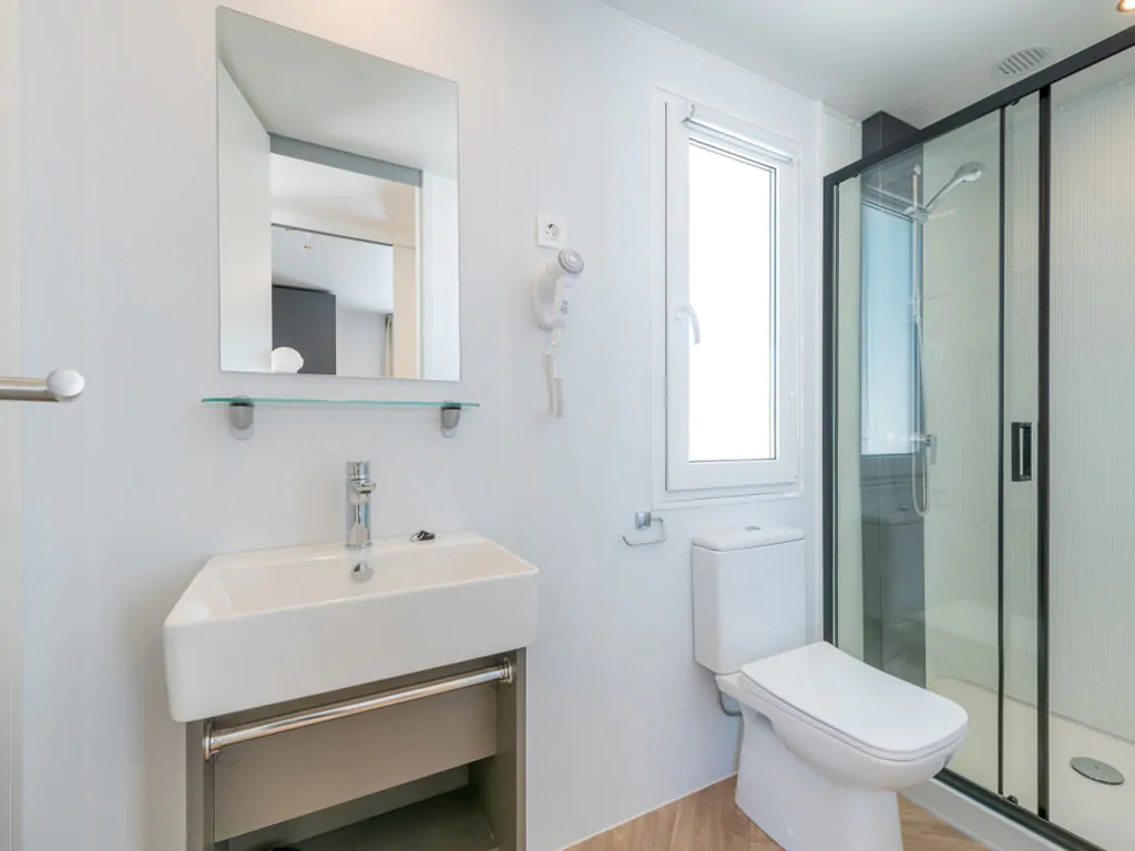 camping-resort-sibenik-mobile-home-s-first-row-interior-bathroom