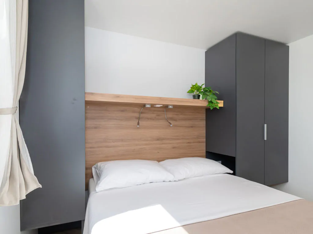 camping-resort-sibenik-mobile-home-s-first-row-interior-bedroom-double-bed