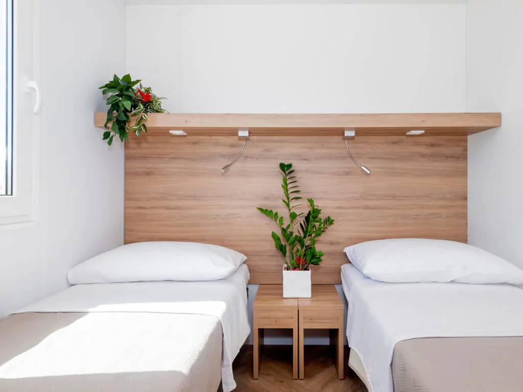 camping-resort-sibenik-mobile-home-s-first-row-interior-bedroom-single-beds