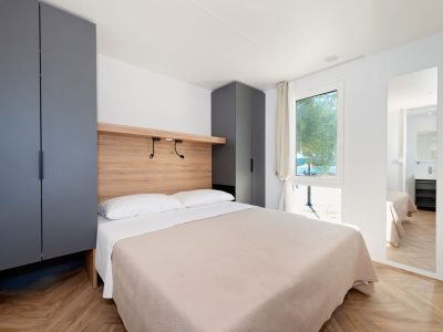 camping-resort-sibenik-mobile-home-s-interior-bedroom-double-bed