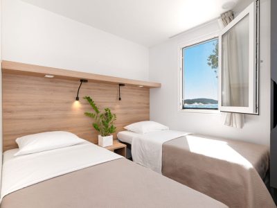 camping-resort-sibenik-mobile-home-s-interior-bedroom-single-beds