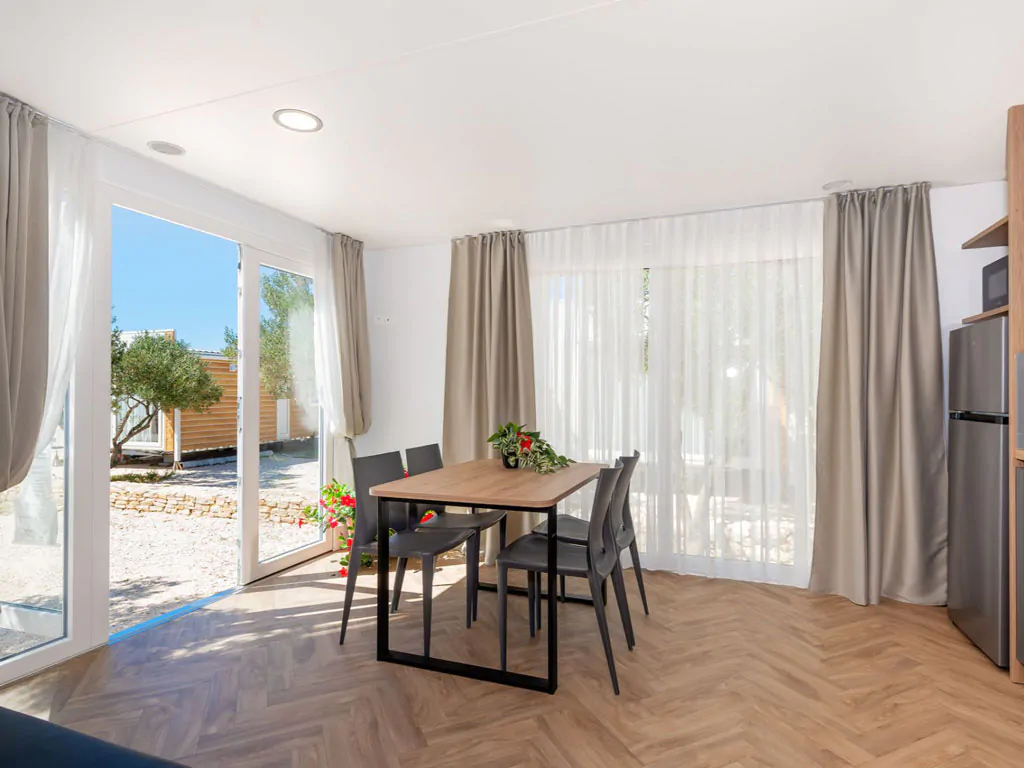 camping-resort-sibenik-mobile-home-s-interior-livingroom-table