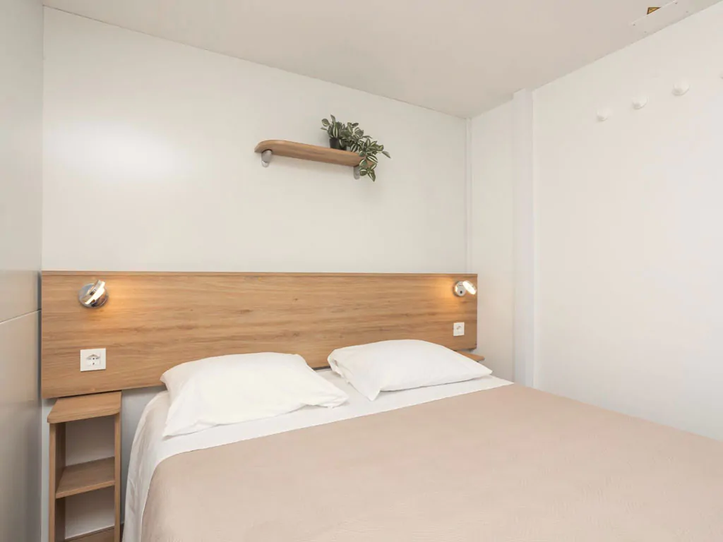 camping-resort-sibenik-mobile-home-a-zone-1-interior-bedroom-doublebed