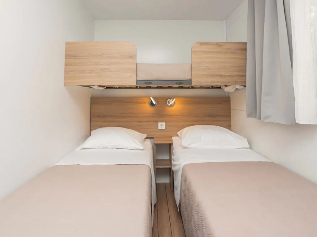 camping-resort-sibenik-mobile-home-a-zone-1-interior-bedroom-singlebeds-bunkbed