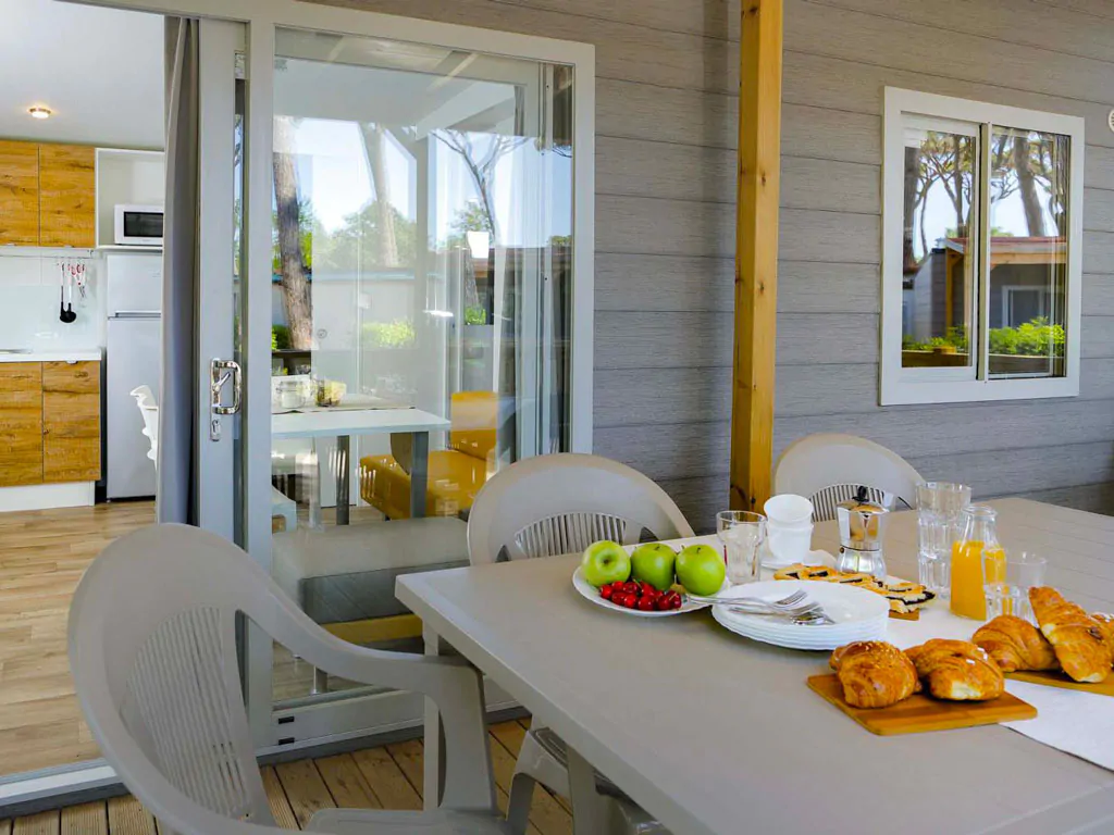 hu-altomincio-village-mobile-home-hu-stay-premium-xl-exterior-terrace