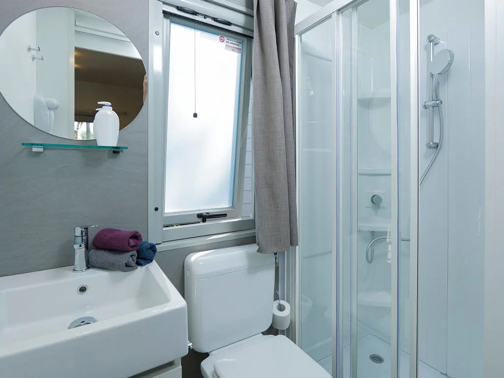 hu-altomincio-village-mobile-home-hu-stay-premium-xl-interior-bathroom