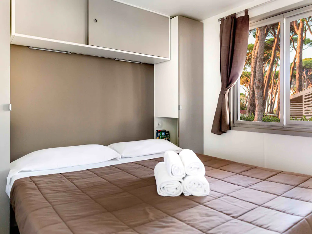 hu-altomincio-village-mobile-home-hu-stay-premium-xl-interior-bedroom-doublebed