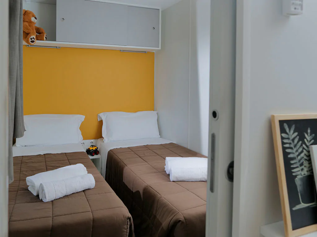 hu-altomincio-village-mobile-home-hu-stay-premium-xl-interior-bedroom-single-beds