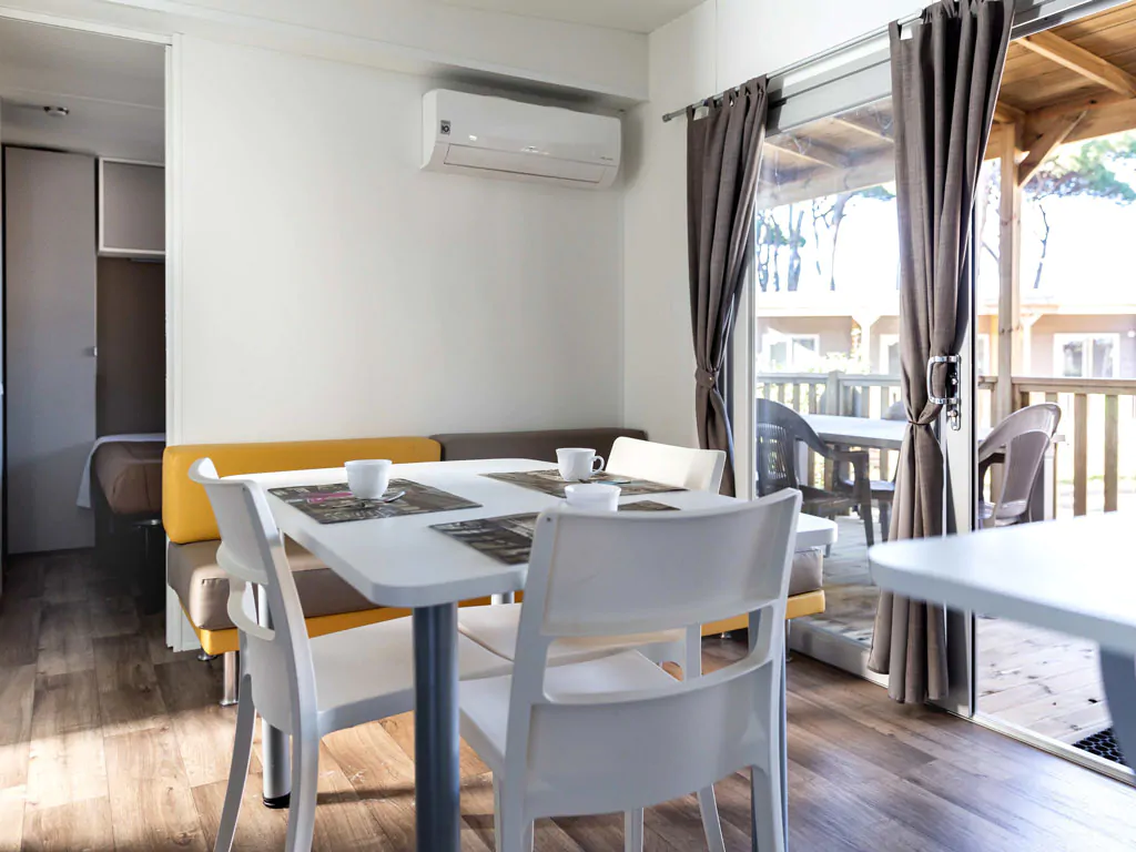 hu-altomincio-village-mobile-home-hu-stay-premium-xl-interior-livingroom
