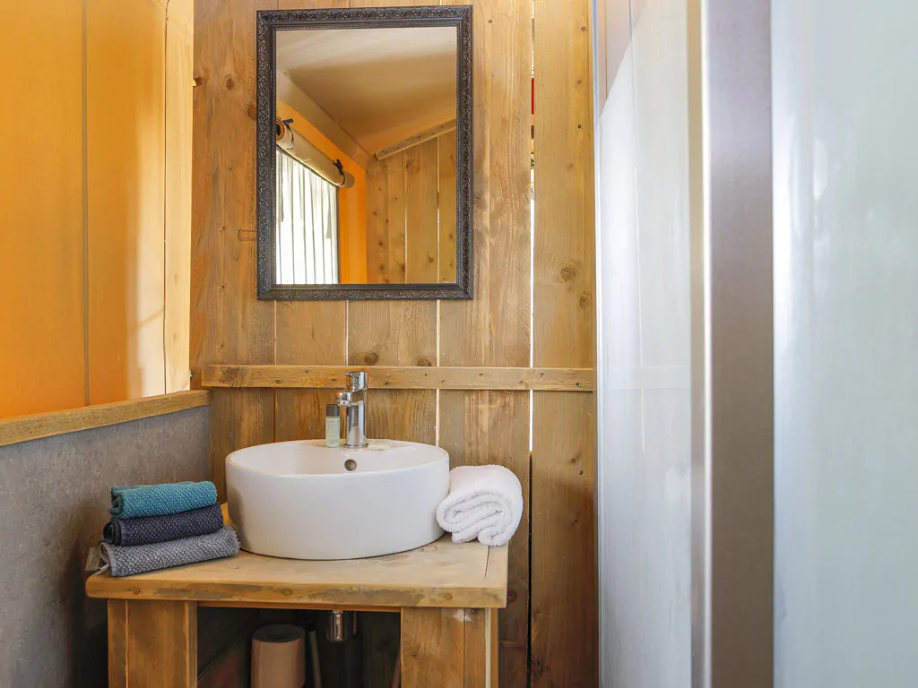 hu-fabulous-village-glamping-hu-glamp-premium-xl-interior-bathroom-sink