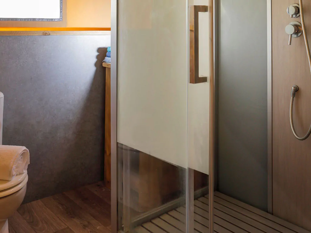 hu-fabulous-village-glamping-hu-glamp-premium-xl-interior-bathroom