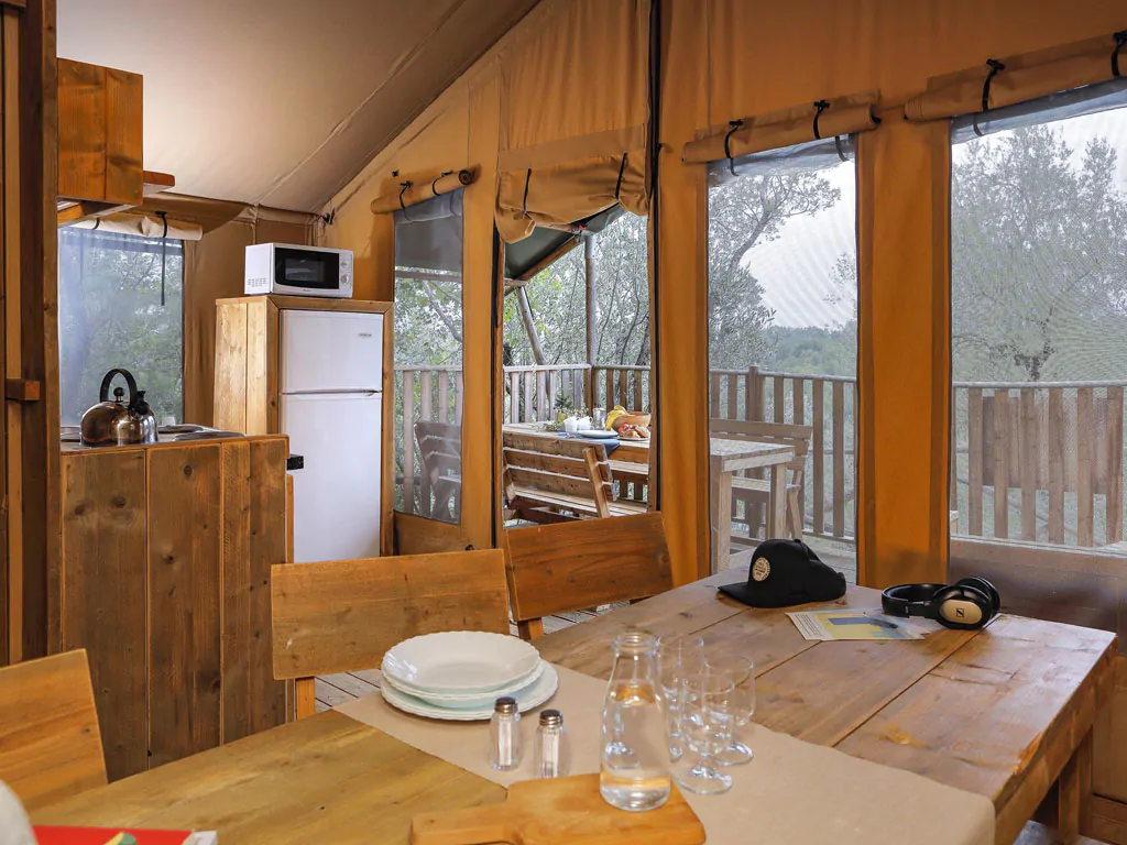 hu-fabulous-village-glamping-hu-glamp-premium-xl-interior-livingroom