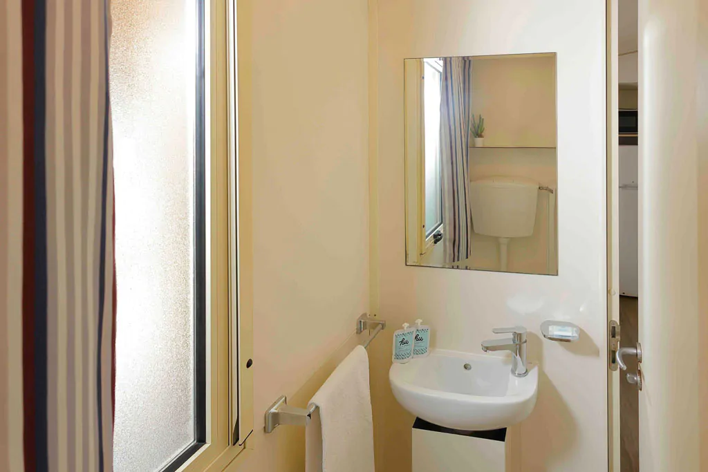 hu-fabulous-village-mobile-home-hu-stay-easy-interior-bathroom-sink