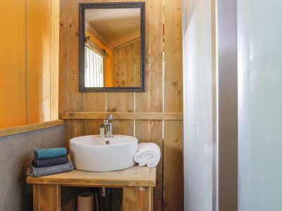 hu-norcenni-girasole-village-glamping-hu-glamp-premium-xl-interior-bathroom