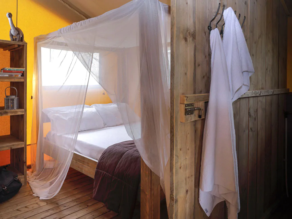 hu-norcenni-girasole-village-glamping-hu-glamp-premium-xl-interior-bedroom-doublebed