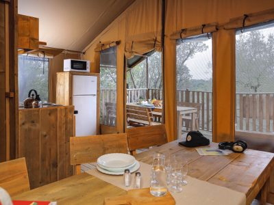 hu-norcenni-girasole-village-glamping-hu-glamp-premium-xl-interior-livingroom