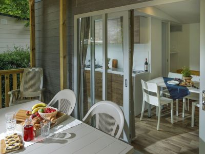 nu-norcenni-girasole-mobile-home-hu-stay-smart-exterior-terrace-table