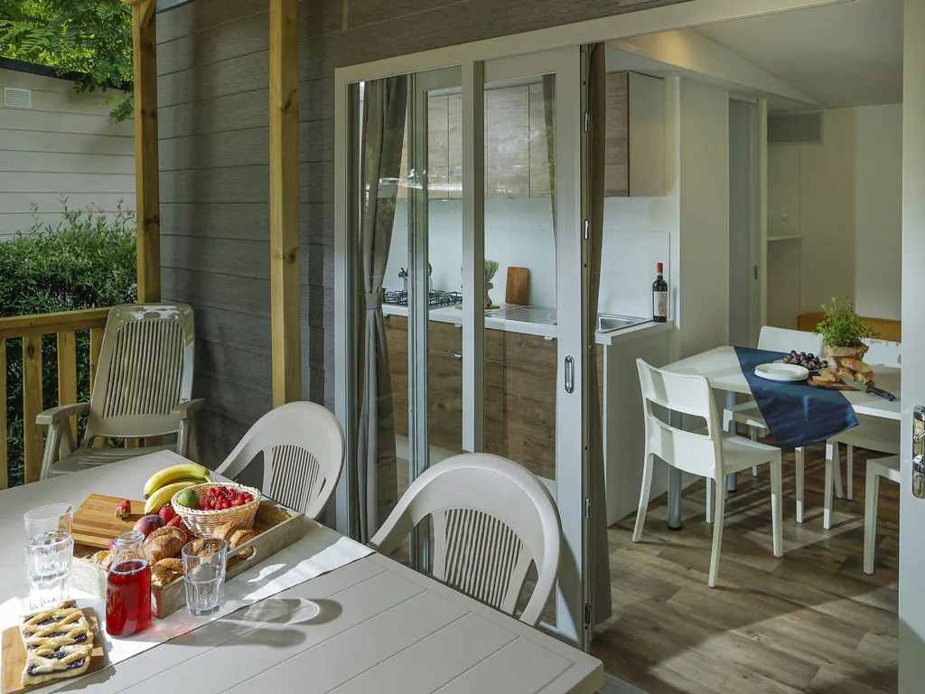 nu-norcenni-girasole-mobile-home-hu-stay-smart-exterior-terrace-table