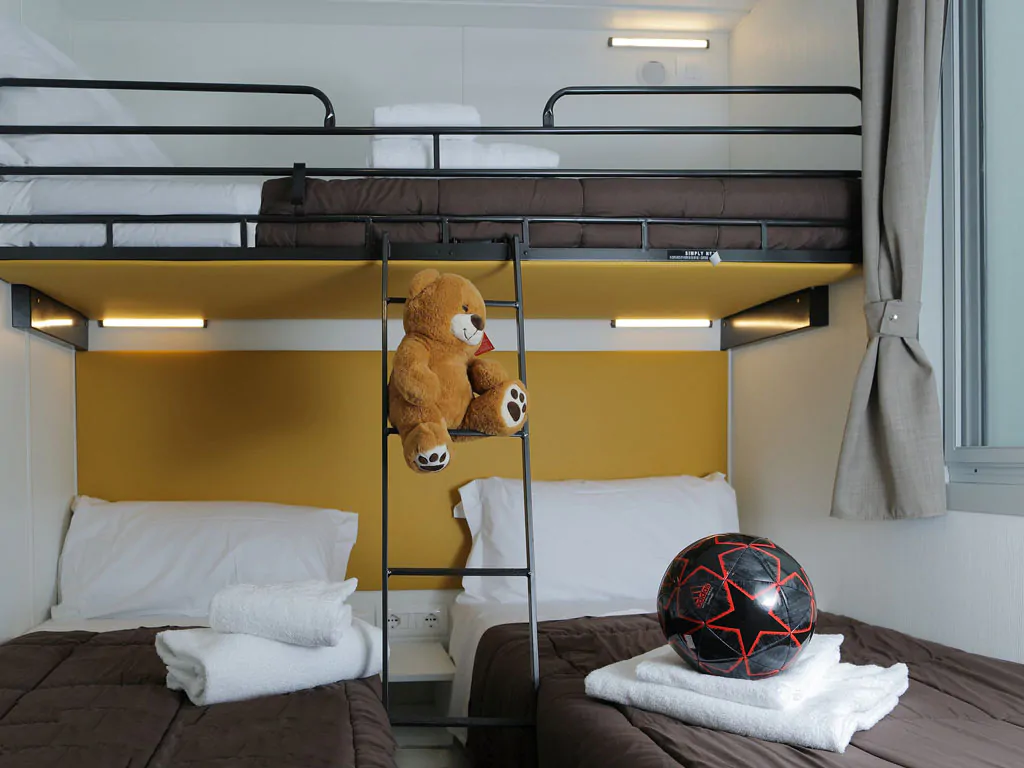 nu-norcenni-girasole-mobile-home-hu-stay-smart-interior-bedroom-single-beds-bunkbed