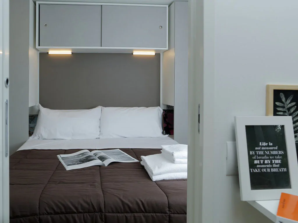 nu-norcenni-girasole-mobile-home-hu-stay-smart-interior-bedroom