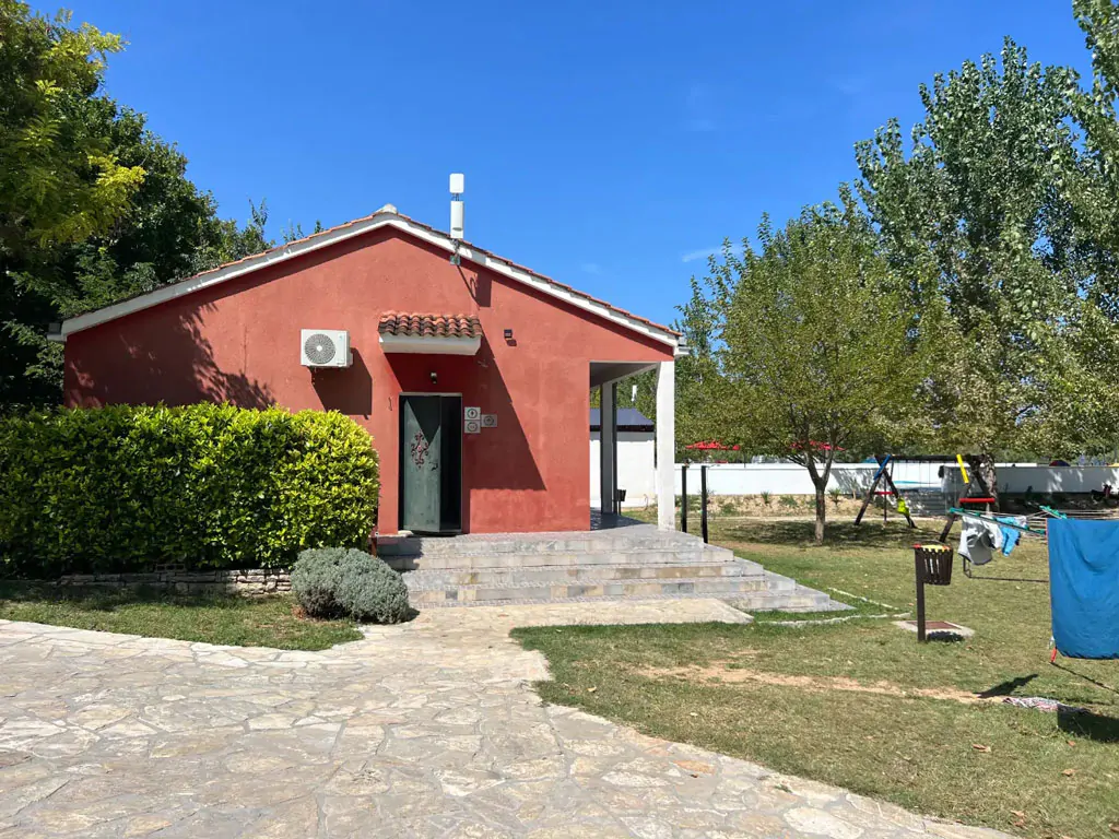 camping-karin-sanitary-facility-exterior