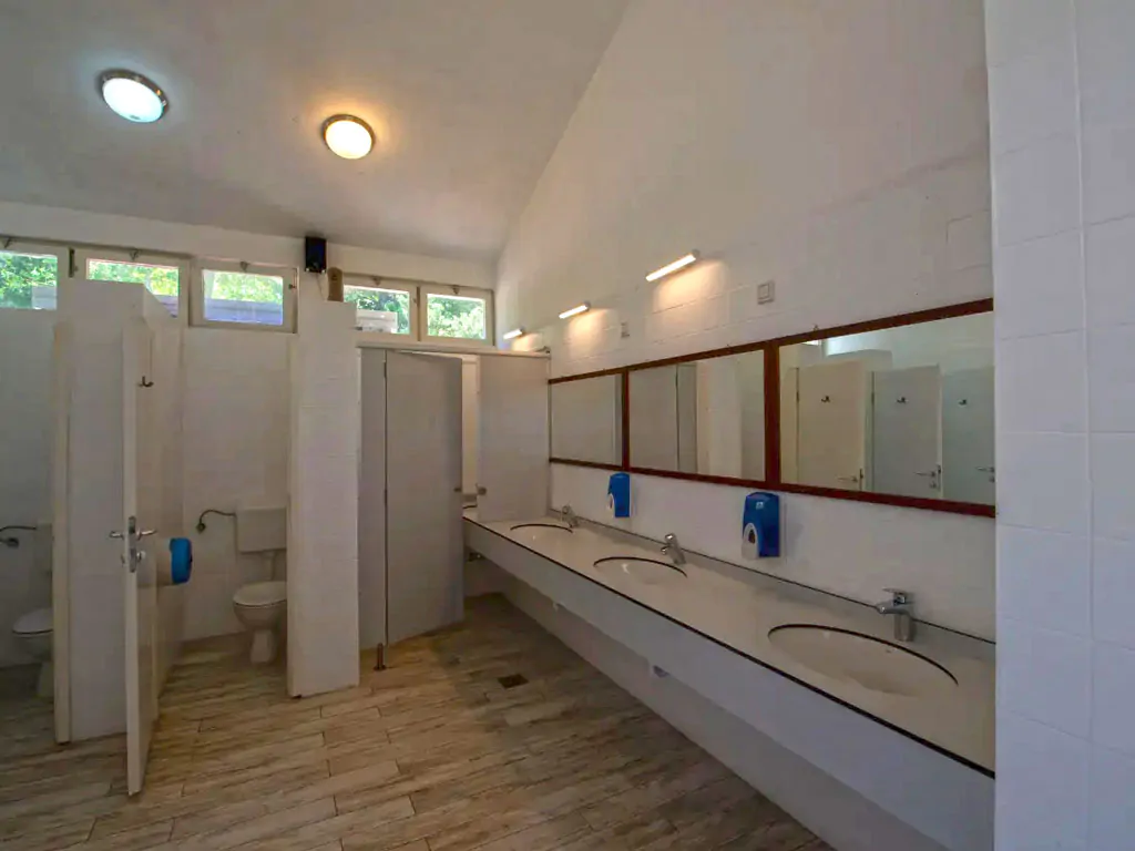 camping-karin-sanitary-facility-interior