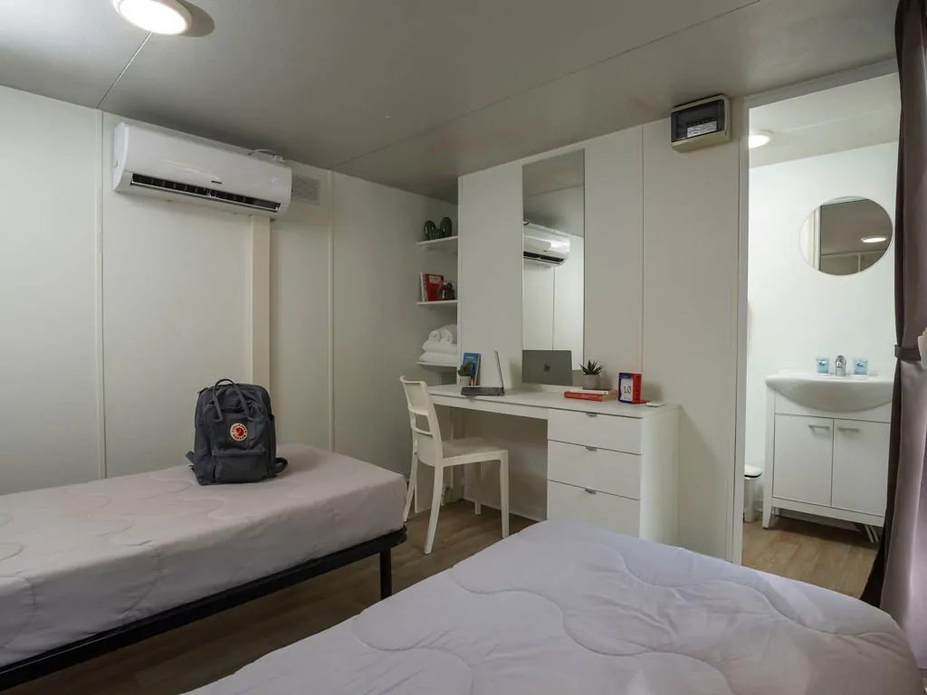 hu-firenze-certosa-camping-in-town-mobile-home-hu-stay-easy-s-interior-bedroom-bathroom