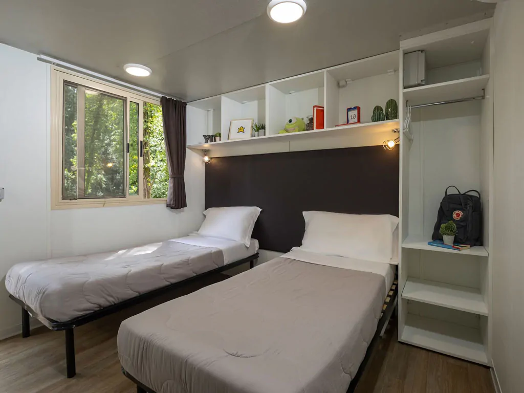 hu-firenze-certosa-camping-in-town-mobile-home-hu-stay-easy-s-interior-bedroom-singlebeds
