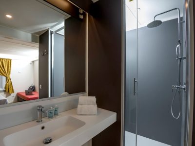 hu-firenze-certosa-camping-in-town-mobile-home-hu-stay-smart-s-interior-bathroom-shower