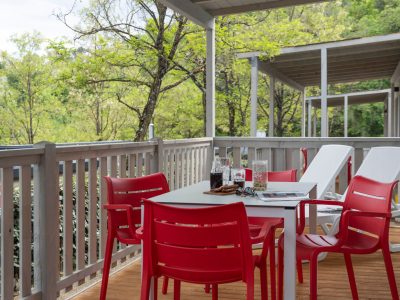 hu-i-pini-village-mobile-home-hu-stay-premium-l-exterior-terrace-table