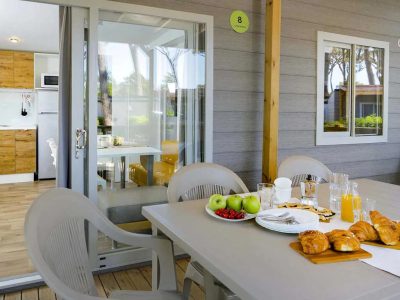 hu-i-pini-village-mobile-home-hu-stay-premium-xl-exterior-terrace-table