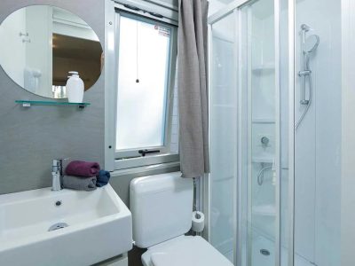 hu-i-pini-village-mobile-home-hu-stay-premium-xl-interior-bathroom