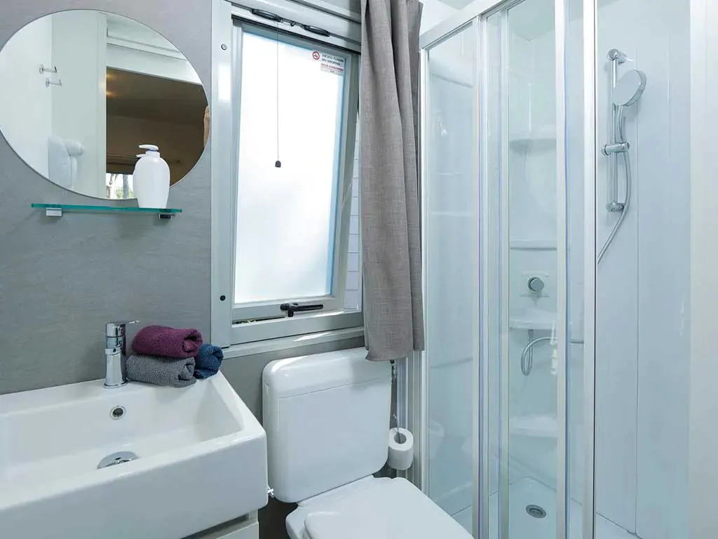 hu-i-pini-village-mobile-home-hu-stay-premium-xl-interior-bathroom