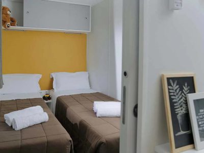 hu-i-pini-village-mobile-home-hu-stay-premium-xl-interior-bedroom-singlebeds