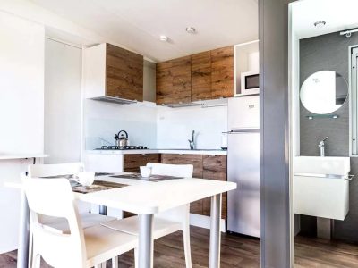 hu-i-pini-village-mobile-home-hu-stay-premium-xl-interior-kitchen
