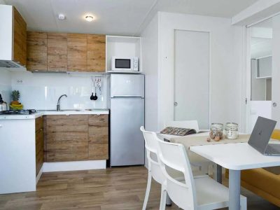 hu-i-pini-village-mobile-home-hu-stay-premium-xl-interior-livingroom-kitchen