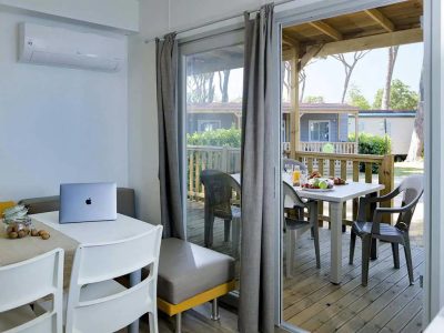 hu-i-pini-village-mobile-home-hu-stay-premium-xl-interior-livingroom-terrace