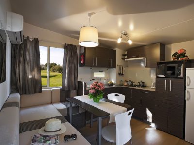 hu-i-pini-village-village-mobile-home-hu-stay-easy-l-plus-interior-livingroom-kitchen