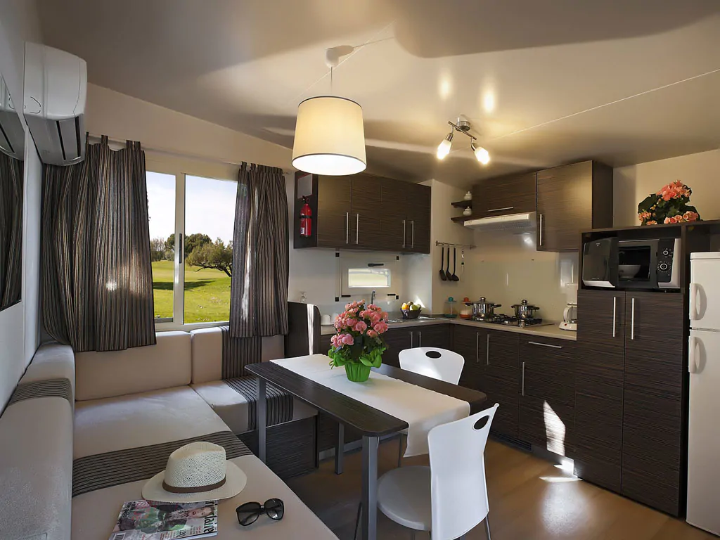 hu-i-pini-village-village-mobile-home-hu-stay-easy-l-plus-interior-livingroom-kitchen