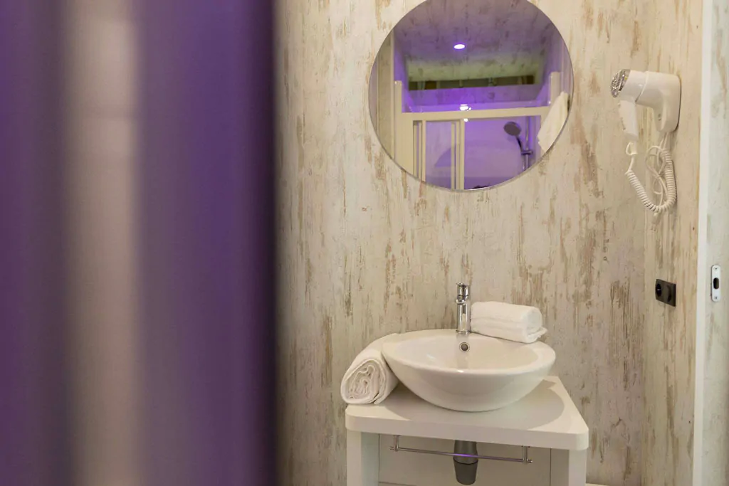 hu-montescudaio-village-glamping-hu-glamp-smart-interior-bathroom-sink