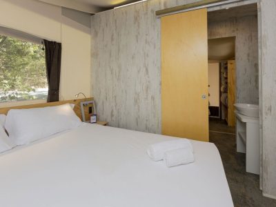 hu-montescudaio-village-glamping-hu-glamp-smart-interior-bedroom-bathroom