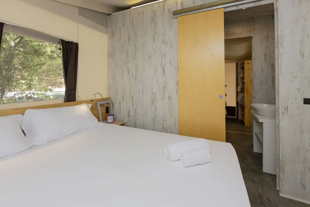 hu-montescudaio-village-glamping-hu-glamp-smart-interior-bedroom-bathroom